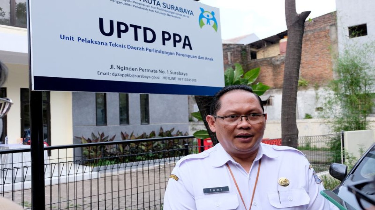 Kepala Dinas Pemberdayaan Perempuan dan Perlindungan Anak serta Pengendalian Penduduk dan Keluarga Berencana (DP3A-PPKB) Kota Surabaya Tomi Ardiyanto (ANTARA/HO-Diskominfo Surabaya)