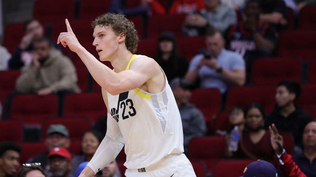 Pebasket Utah Jazz Lauri Markkanen berselebrasi seusai mencetak angka melawan Houston Rockets dalam gim lanjutan NBA di Toyota Center, Texas, Amerika Serikat, Kamis (5/1/2023) waktu setempat. (ANTARA/AFP/GETTY IMAGES/Carmen Mandato)
