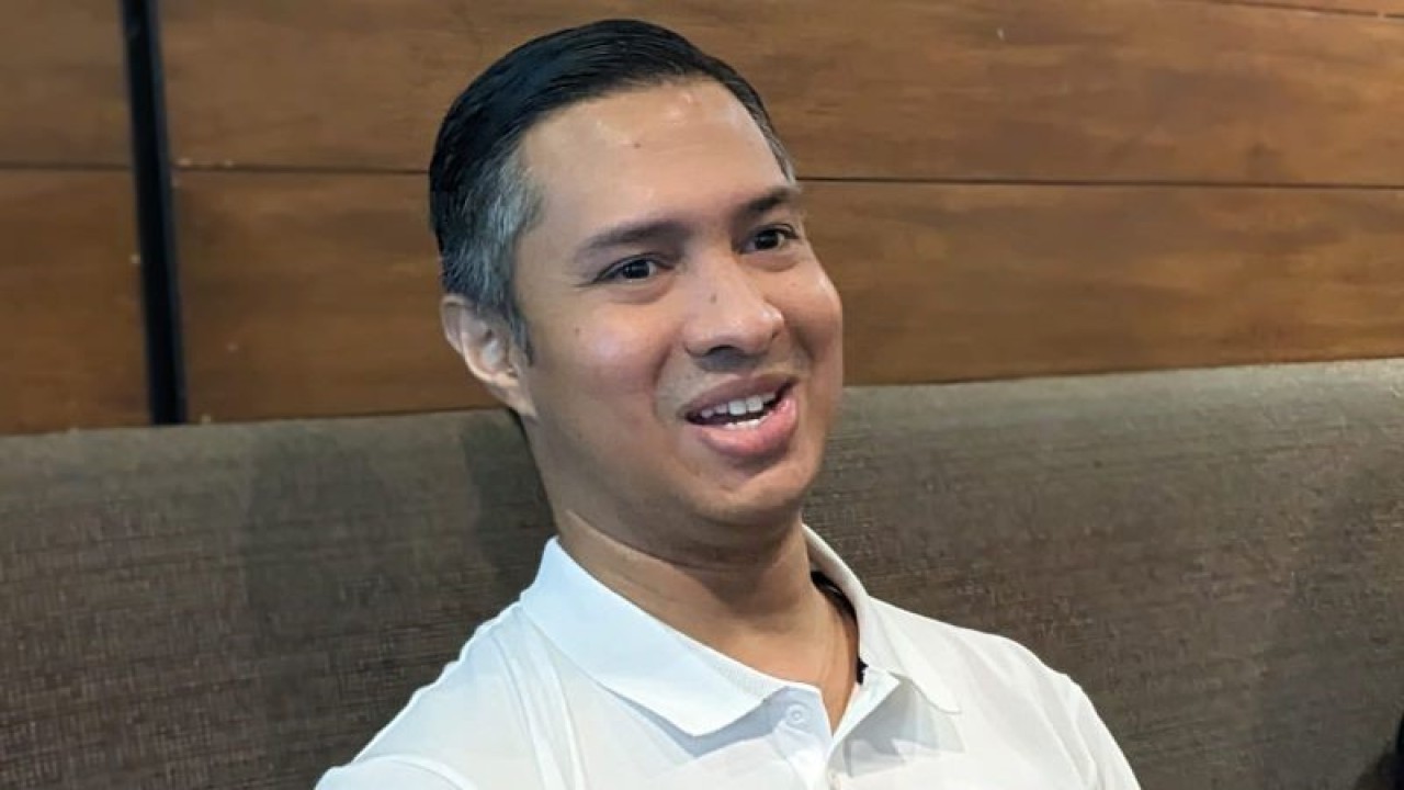 Utusan PSSI untuk program naturalisasi Hamdan Hamedan memberikan pernyataan kepada media di Manila, Filipina, Minggu (1/1/2023). (ANTARA/Michael Siahaan)