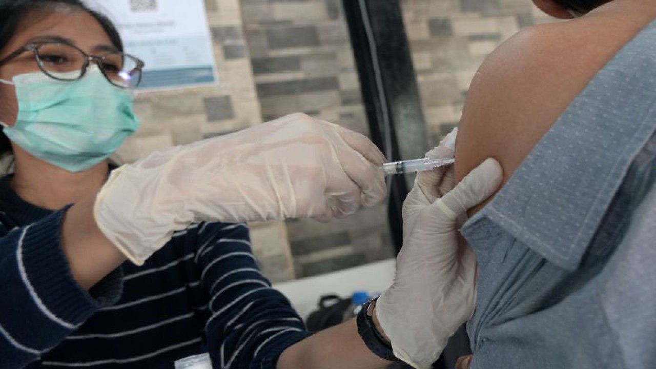 Petugas kesehatan menyuntikkan vaksin ke warga di salah satu pusat perbelanjaan di Manado, Sulawesi Utara Kamis (14/4/2022). ANTARA FOTO/Adwit B Pramono/YU (ANTARA FOTO/ADWIT B PRAMONO)