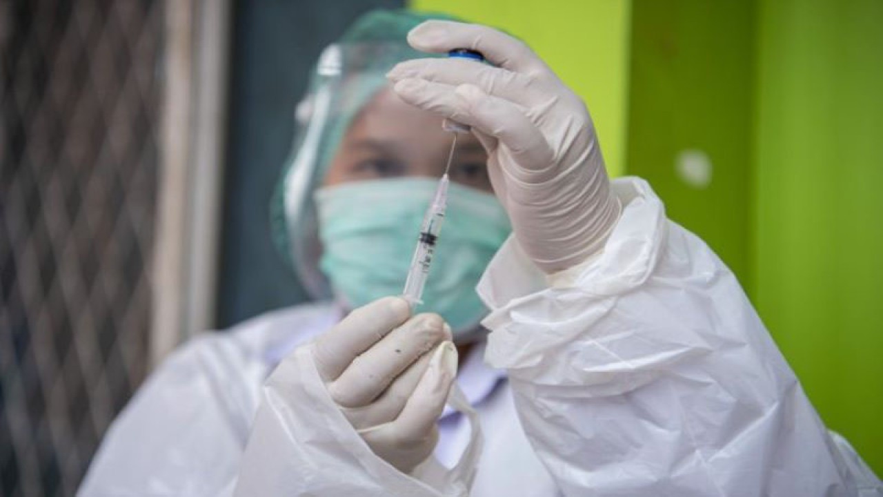 Arsip Foto - Petugas kesehatan menyiapkan vaksin COVID-19. (ANTARA FOTO/Nova Wahyudi)