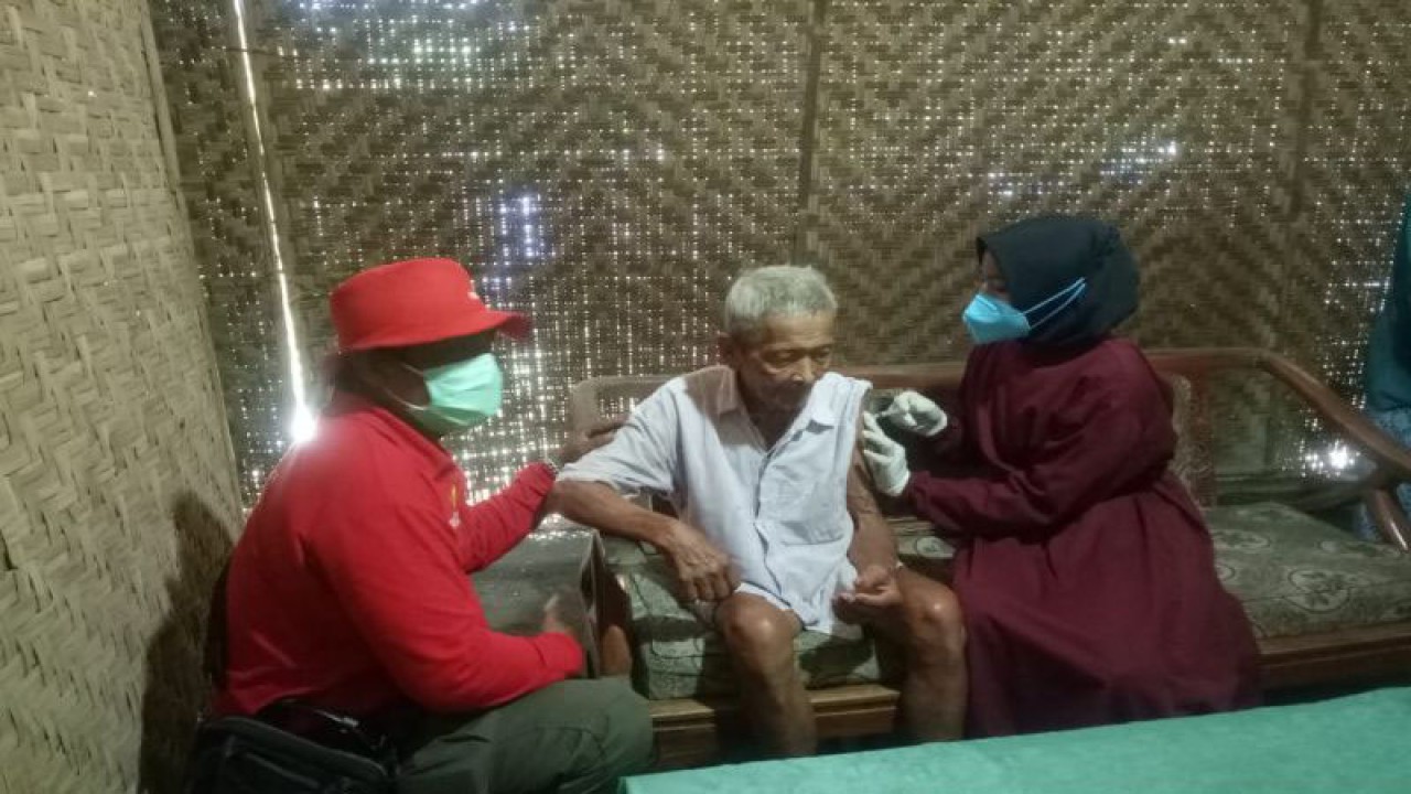 Petugas melakukan vaksinasi COVID-19 kepada kelompok rentan di Kulon Progo. (ANTARA/Sutarmi)