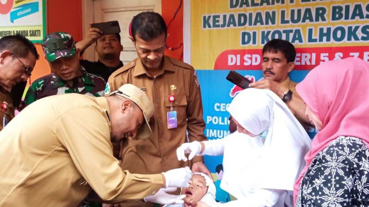 Penjabat Wali Kota Lhokseumawe Imran memberikan vaksin polio tetes kepada anak di SD Negeri 5 Lhokseumawe, Aceh, Senin (12/12/2022). ANTARA/Dedy Syahputra