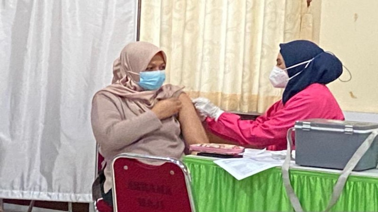 Seorang ibu rumah tangga terima vaksin COVID-19 di Asrama Haji Kota Tanjungpinang, Kepulauan Riau beberapa waktu lalu. (ANTARA/Nikolas Panama)