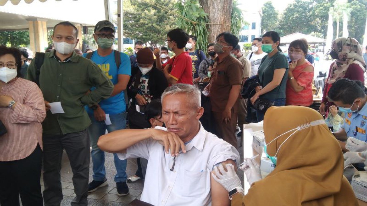 Petugas kesehatan menyuntikkan vaksinasi dosis empat kepada warga di Balai Kota Jakarta, Selasa (24/1/2023). ANTARA/Dewa Ketut Sudiarta Wiguna