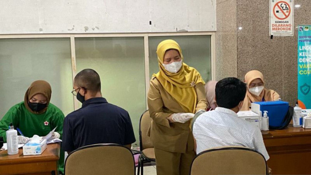 Masyarakat mengakses layanan vaksin booster kedua di kantor Wali Kota Jakarta Selatan, Selasa (24/1/2023). ANTARA/Luthfia Miranda Putri