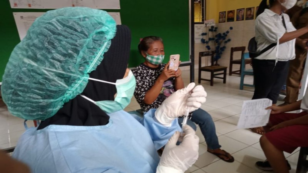 Ilustrasi: seorang tenaga kesehatan menyiapkan dosis vaksin COVID-19 di Kota Mataram, Provinsi Nusa Tenggara Barat. (Foto: ANTARA/Nirkomala)
