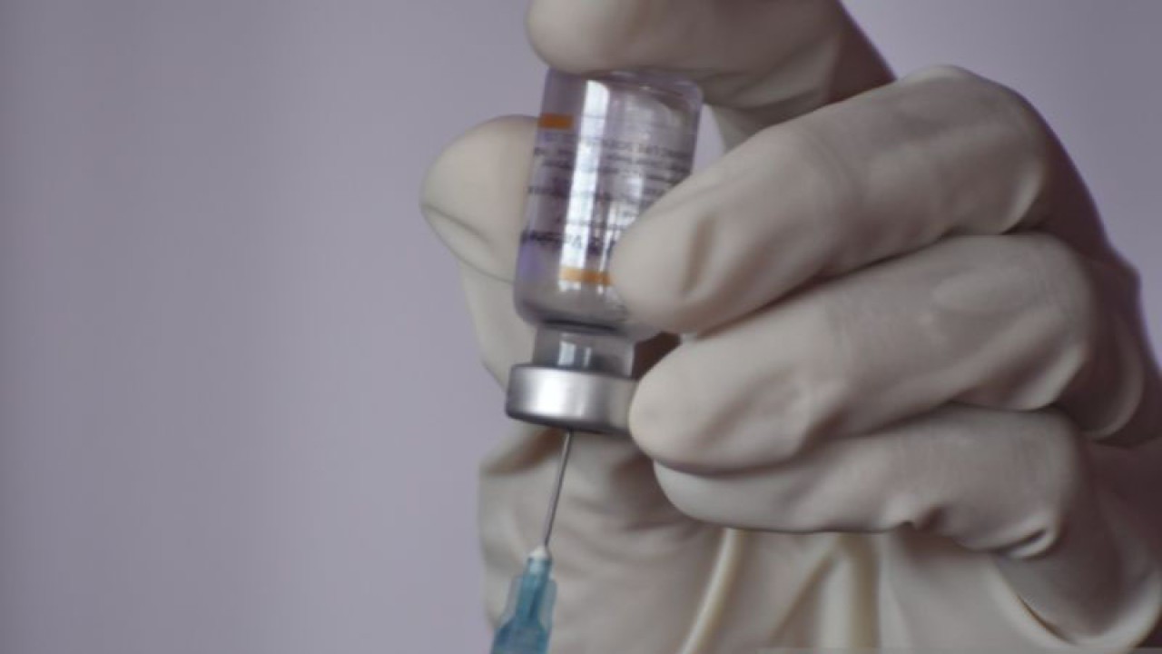 Arsip Foto - Seorang tenaga kesehatan bersiap melakukan penyuntikan dosis vaksin COVID-19 di Palembang, Sumatera Selatan (ANTARA/M Riezko Bima Elko P)