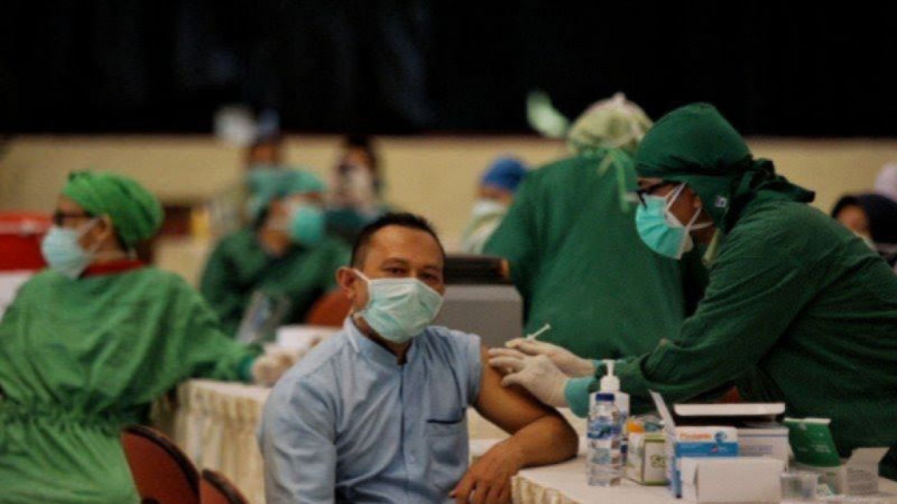 Ilustrasi - Petugas menyutikkan vaksin COVID-19 produksi Sinovac saat vaksinasi massal tenaga kesehatan di Graha Sabha UGM, Sleman, Daerah Istimewa Yogyakarta (DIY), Kamis (28/1/2021). (ANTARA FOTO/Andreas Fitri Atmoko/rwa)