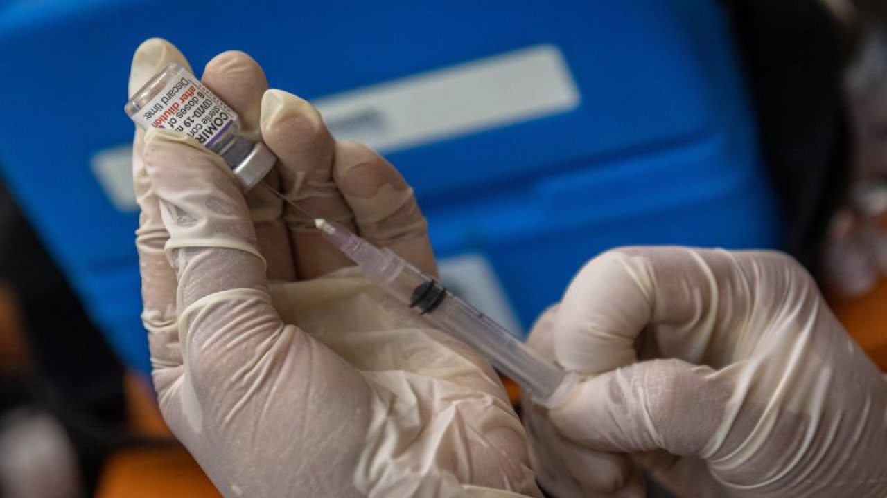 Arsip Foto. Petugas menyiapkan vaksin COVID-19 dalam pelayanan vaksinasi penguat kedua di Balai Kota Semarang, Jawa Tengah, Rabu (25/1/2023). (ANTARA FOTO/AJI STYAWAN)