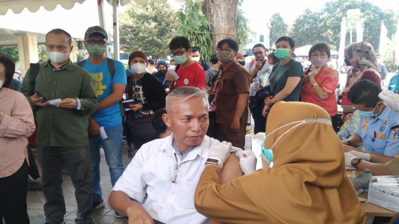 Petugas kesehatan menyuntikkan vaksin dosis empat di Balai Kota Jakarta, Selasa (24/1/2023). ANTARA/Dewa Ketut Sudiarta Wiguna