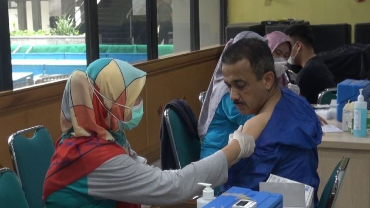 Wali Kota Jakarta Timur Muhammad Anwar saat menerima vaksin booster kedua di Kantor Wali Kota Jaktim, Cakung, Jumat (27/1/2023). ANTARA/HO-Kominfotik Jakarta Timur