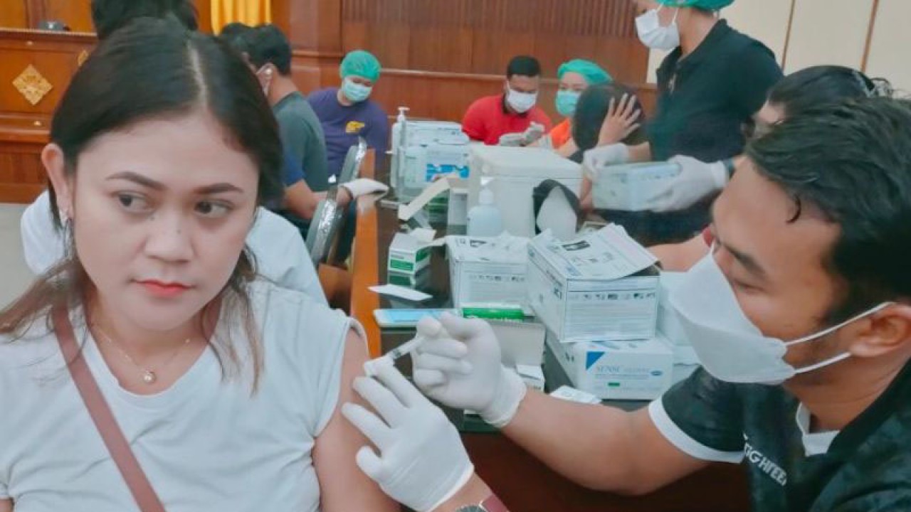 Salah satu pelaku pariwisata di Bali saat mendapatkan suntikan vaksinasi penguat (booster) kedua yang dilaksanakan di Kantor Gubernur Bali di Denpasar, Sabtu (28/1/2023). FOTO ANTARA/Ni Luh Rhismawati.