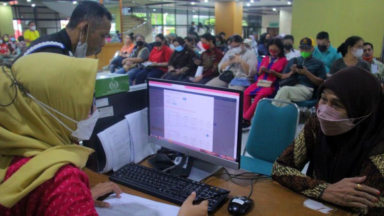 Salah satu petugas tengah mendata warga yang mengikuti vaksin booster kedua di Kantor Wali Kota Jakarta Timur, Cakung, Kamis (26/1/2023). ANTARA/HO-Kominfotik Jakarta Timur