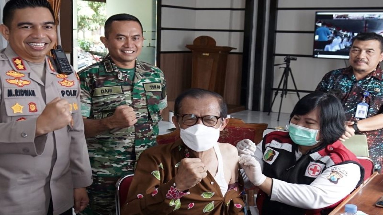 Bupati Magetan, Jatim, Suprawoto didampingi Forkopimda setempat menjalani vaksin COVID-19 dosis 4 atau booster kedua dalam kegiatan vaksinasi yang diselenggarakan Dinkes Magetan dan Polres setempat, Jumat (13/1/2023). FOTO ANTARA/HO-Diskominfo Kabupaten Magetan