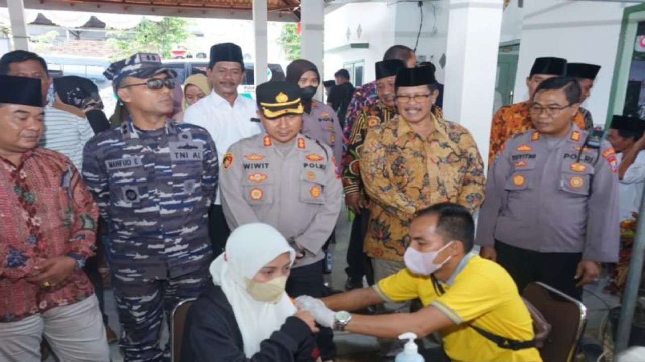Pelaksana Tugas Bupati Bangkalan Mohni meninjau pelaksanaan vaksinasi pelengkap di Kecamatan Geger, Bangkalan, Jumat (13/1/2023). (ANTARA/HO-Kominfo Bangkalan)
