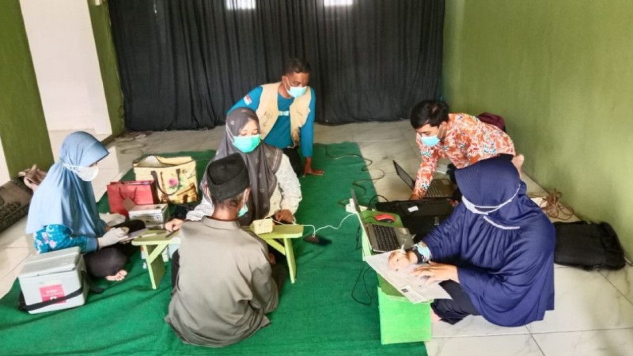 Tim Pelaksanaan Vaksinasi Inklusif dari Komunitas Petahana Kota Pekalongan sedang melakukan kegiatan vaksinasi inklusif pada warga kelompok rentan. ANTARA/HO-Humas Kota Pekalongan