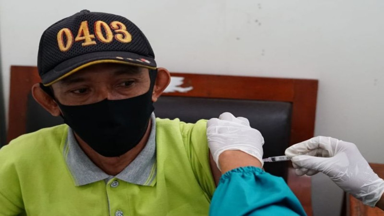 Petugas kesehatan melakukan vaksinasi COVID-19 kepada warga di Kabupaten Garut, Jawa Barat beberapa waktu lalu. (ANTARA/HO-Diskominfo Garut)