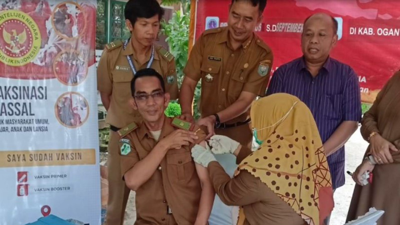 Seorang tenaga kesehatan di Kabupaten OKU disuntik vaksin penguat dosis kedua, Jumat. (ANTARA/Edo Purmana/23)