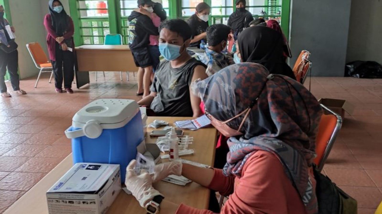 Pelaksanaan vaksinasi COVID-19 untuk masyarakat umum di Stadion Patriot Chandrabaga Kota Bekasi, Jawa Barat, Jumat (21/1/2022). (FOTO ANTARA/Andi Firdaus).
