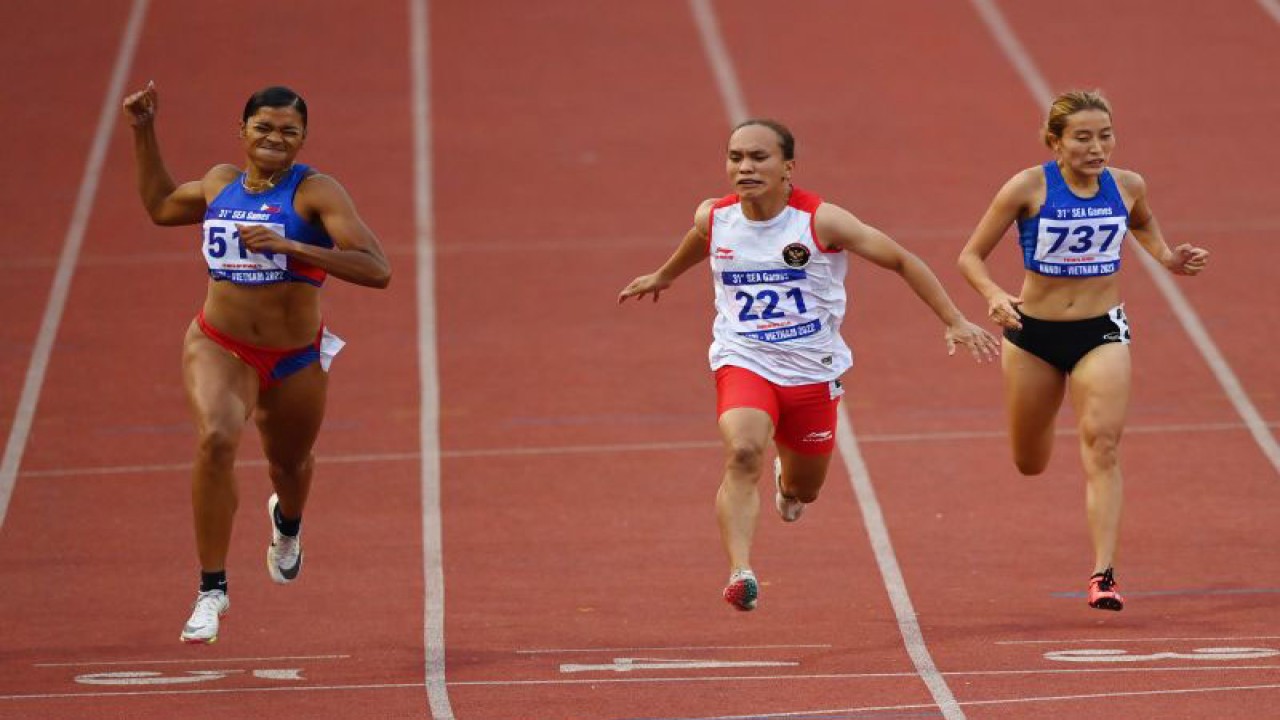 Sprinter Indonesia Valentin Vanesa Lonteng melintasi garis finis pada nomor lari100 meter putri SEA Games 2021 Vietnam di Stadion Nasional My Dinh, Hanoi, Vietnam, Rabu (18/5/2022). . ANTARA FOTO/Aditya Pradana Putra/aww.