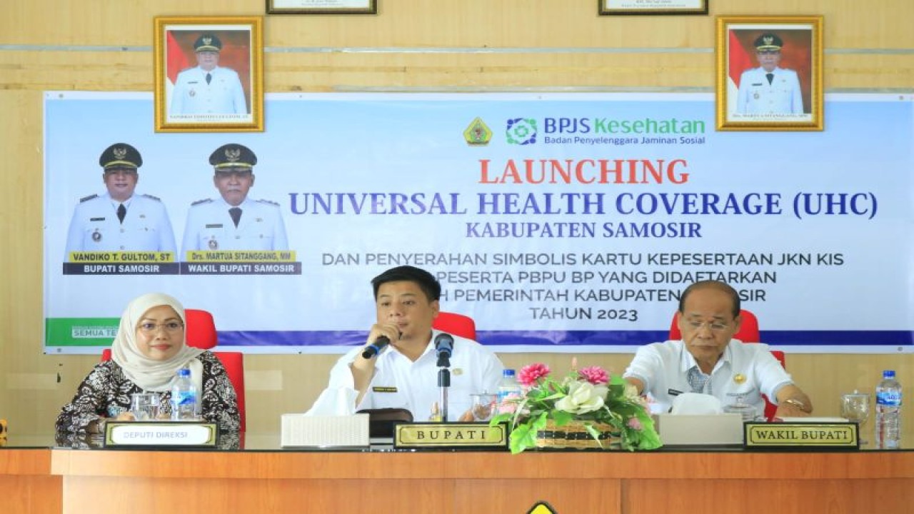 Bupati Samosir Vandiko T. Gultom, ST didampingi Wabup Drs. Martua Sitanggang pada saat Launching Universal Health Coverage (UHC) Kabupaten Samosir di Aula Kantor Bupati Samosir, Rabu (25/1). (ANTARA/HO)
