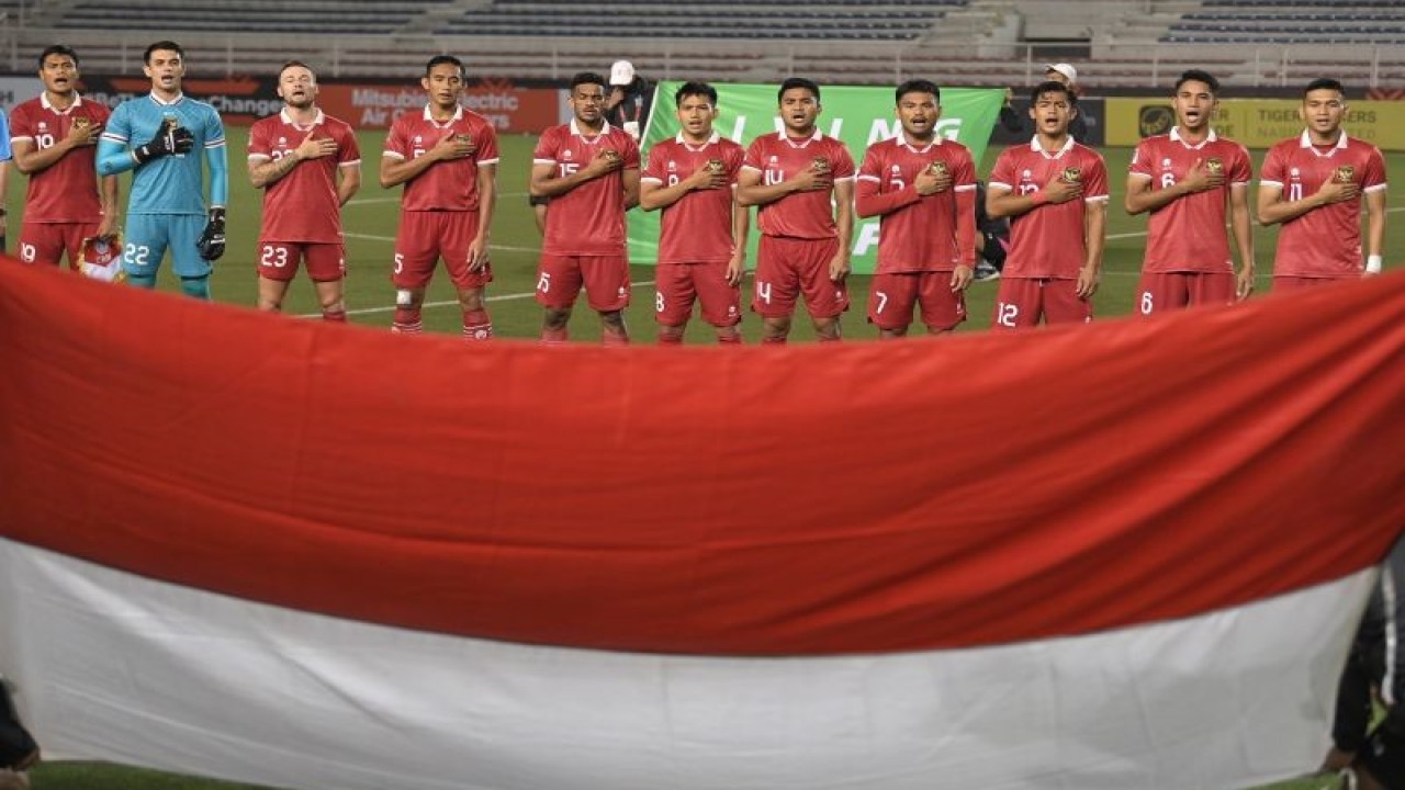 Pesepak bola Timnas Indonesia berfoto bersama sebelum menghadapi Timnas Filipina dalam laga lanjutan Grup A Piala AFF 2022 di Rizal Memorial Stadium, Manila, Filipina, Senin (2/1/2023). ANTARA FOTO/Akbar Nugroho Gumay/wsj.