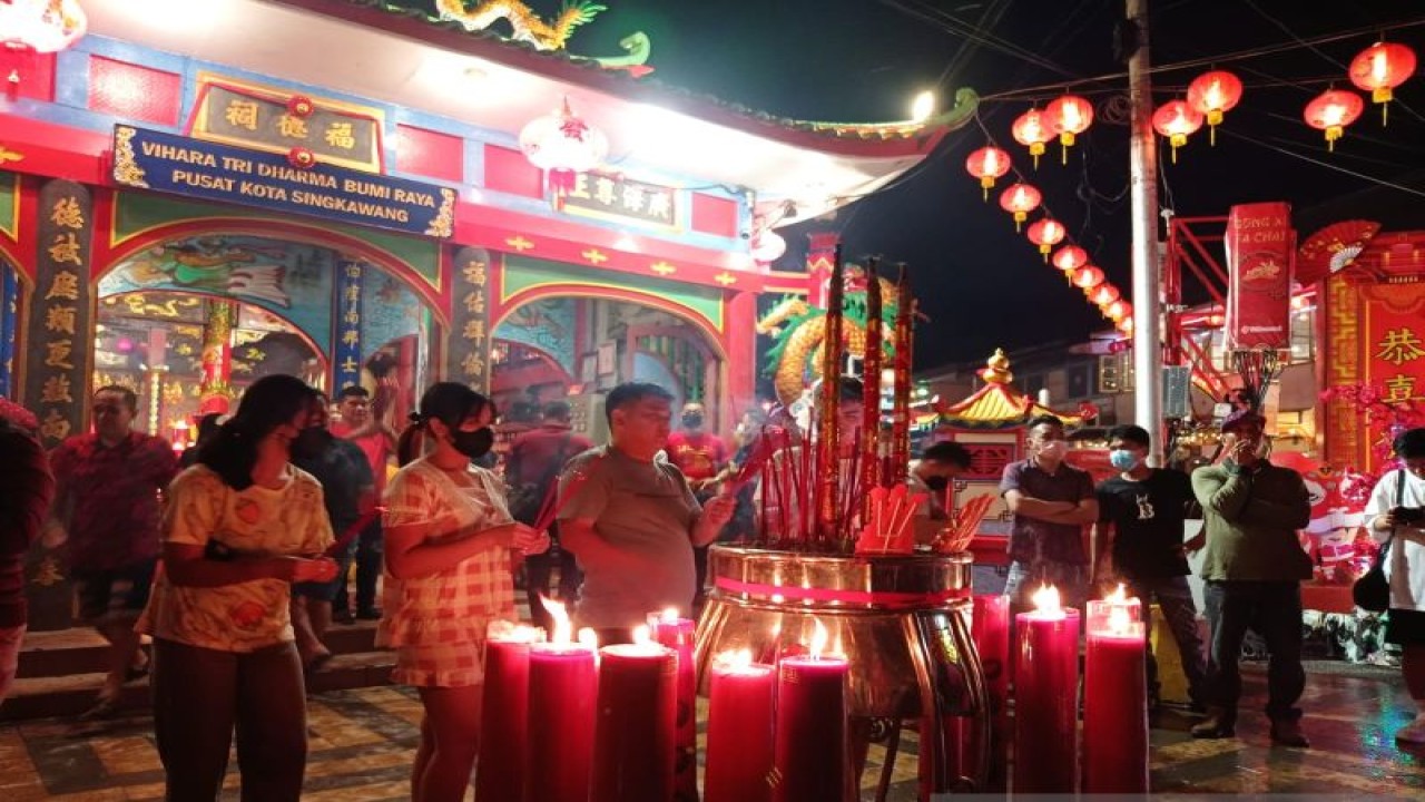 Satu keluarga sedang melakukan ritual sembahyang Imlek di Vihara Tri Dharma Bumi Raya, Sabtu (21/1), menjelang tibanya Tahun Baru Imlek 2574 Kongzili. (ANTARA/Nurul Hayat)