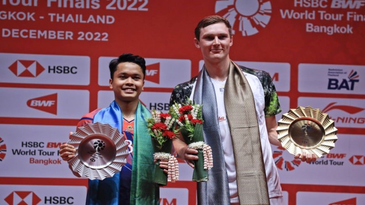 Pebulutangkis tunggal putra Indonesia Anthony Sinisuka Ginting (kiri) berfoto dengan lawannya asal Denmark Viktor Axelsen usai pertandingan babak final BWF World Tour Finals 2022 di Nimibutr Arena, Bangkok, Thailand, Minggu (11/12/2022). ANTARA FOTO/Handout/Humas PBSI/app/nz. (ANTARA FOTO/HUMAS PBSI)