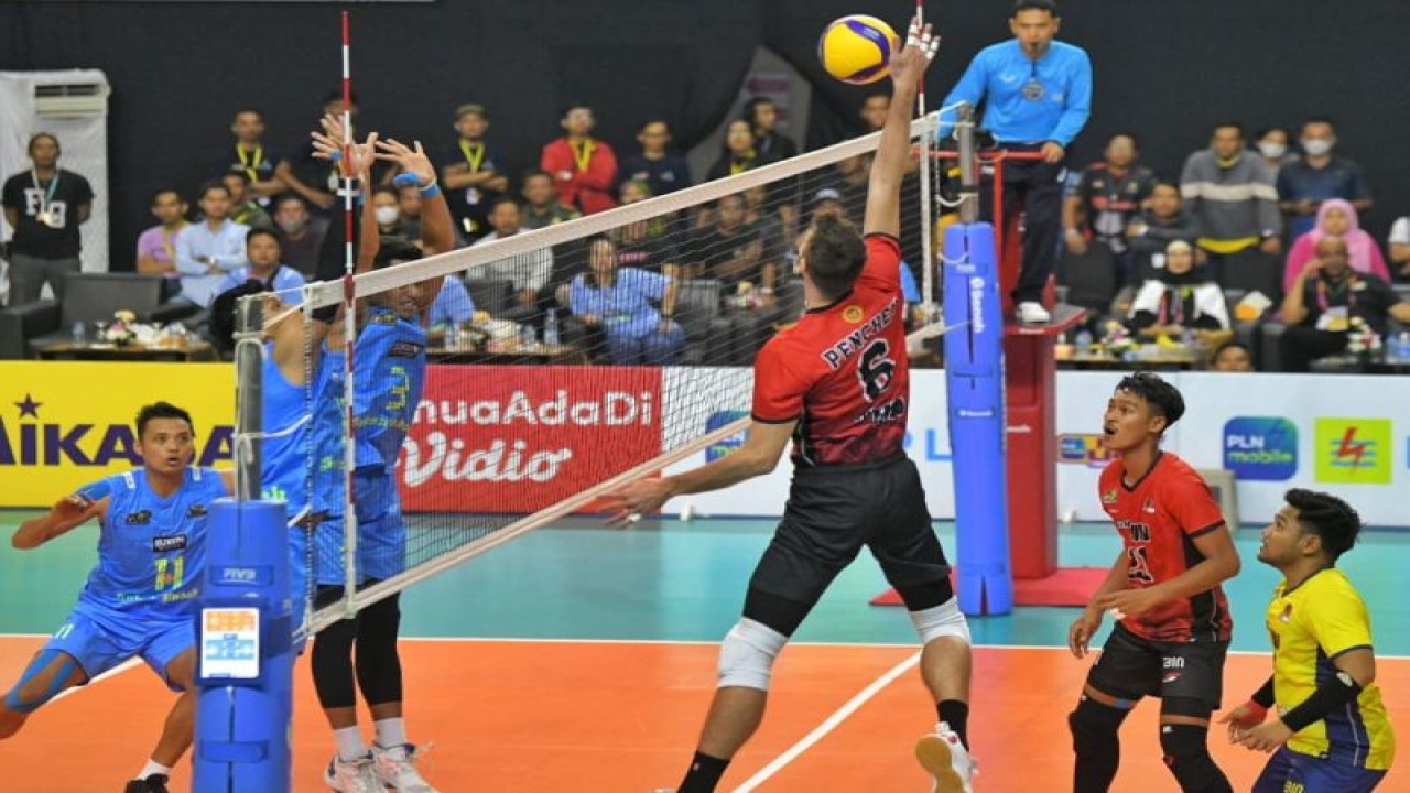 Pevoli asing Jakarta STIN BIN Rozalin Penchev melakukan smash dalam pertandingan melawan Kudus Sukun Badak pada laga pertama PLN Mobile Proliga 2023 di GOR Si Jalak Harupat, Bandung, Jawa Barat, Kamis (5/1/2023).  (ANTARA-HO-PORBIN)