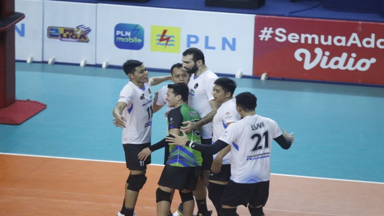 Tim bola voli putra Jakarta LavAni Allo Bank melakukan selebrasi usai mencetak poin dan mengakhiri laga dengan kemenangan atas Jakarta Pertamina Pertamax dengan skor 3-0 (25-15, 27-25, 26-23) dalam laga kedua PLN Mobile Proliga 2023 di GOR Si Jalak Harupat, Bandung, Jawa Barat, Jumat (6/1/2023). (ANTARA/HO-PBVSI)