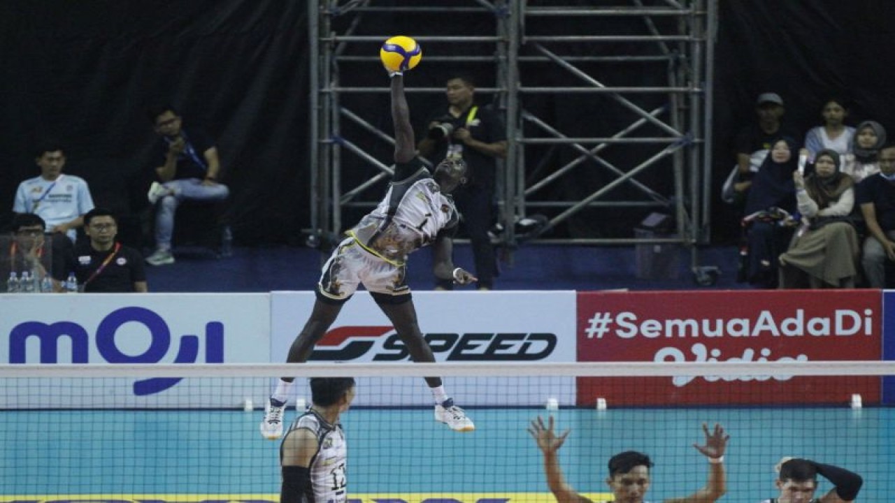 Pevoli Surabaya BIN Samator Daouda Yacoubou melakukan smash dalam lanjutan pertandingan PLN Mobile Proliga 2023 melawan Jakarta Pertamina Pertamax di GOR Si Jalak Harupat, Bandung, Jawa Barat, Minggu (8/1/2023). (ANTARA/HO-PBVSI)