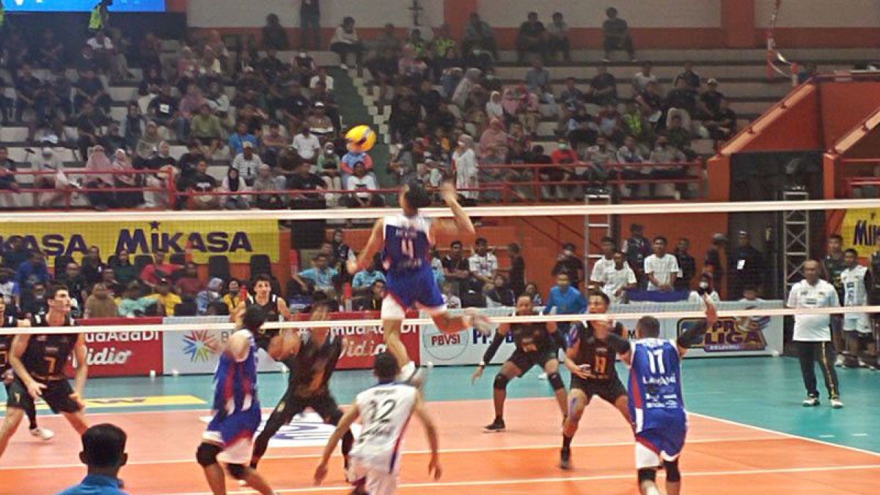 Tim Jakarta LavAni Allo Bank menghadapi Kudus Sukun Badak dalam laga lanjutan PLN Mobile Proliga 2023 Pekan Kedua Putaran Pertama di GOR Satria, Purwokerto, Kabupaten Banyumas, Kamis (12/1/2023). ANTARA/Sumarwoto
