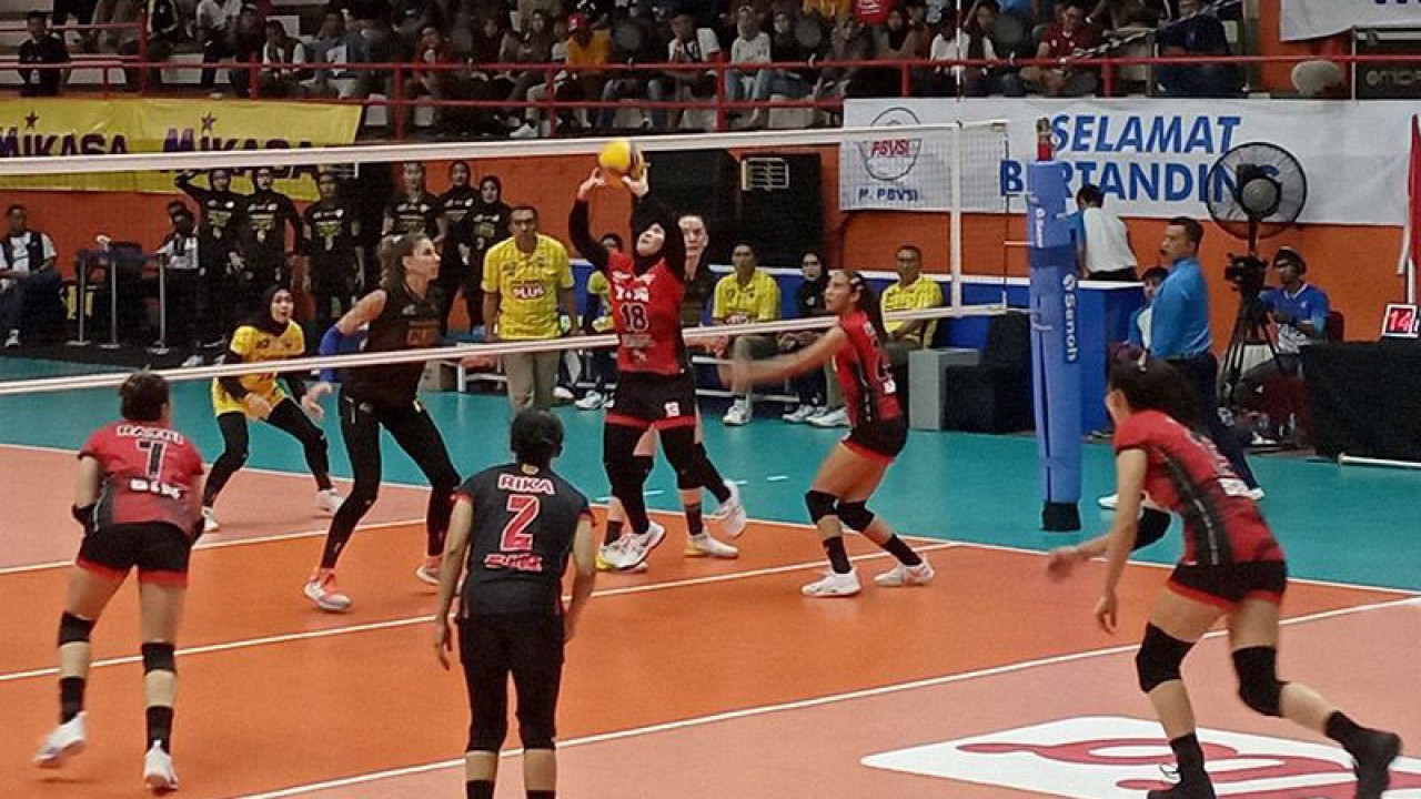 Tim Jakarta BIN bertanding melawan Gresik Petrokimia Pupuk Indonesia dalam laga lanjutan PLN Mobile Proliga 2023 Putaran Pertama Pekan Kedua di GOR Satria Purwokerto, Kabupaten Banyumas, Jumat (13/1/2023). ANTARA/Sumarwoto