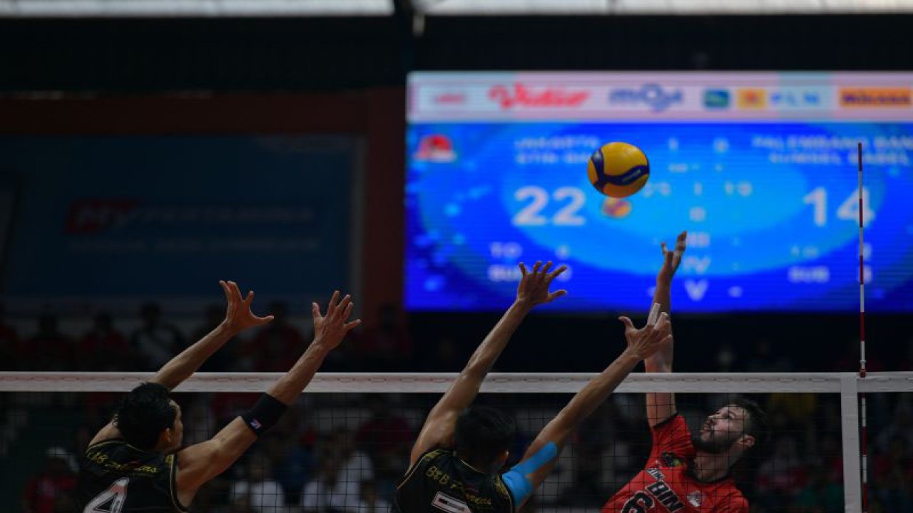 Pebola voli putra Jakarta STIN BIN Rozalin Penchev (kanan) melakukan smes dengan dihadang pebola voli putra Palembang Bank Sumselbabel Samsul Kohar (tengah) dan Mahfud Nurcahyadi (kiri), pada pertandingan putaran pertama seri 2 Proliga 2023 di GOR Satria Purwokerto, Banyumas, Jateng, Jumat (13/1/2023). . ANTARA FOTO/Idhad Zakaria/tom.