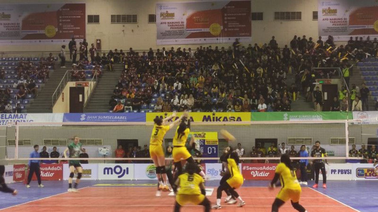 Tim bola voli putri Gresik Pertokimia Pupuk Indonesia menahan serangan cepat tim Jakarta Elektrik PLN, pada laga pembuka PLN Mobile Proliga 2023 pekan ketiga putaran pertama di venue Palembang Sport Convention Center (PSCC), Kamis (19/1/2022) (ANTARA/M Riezko Bima Elko P)