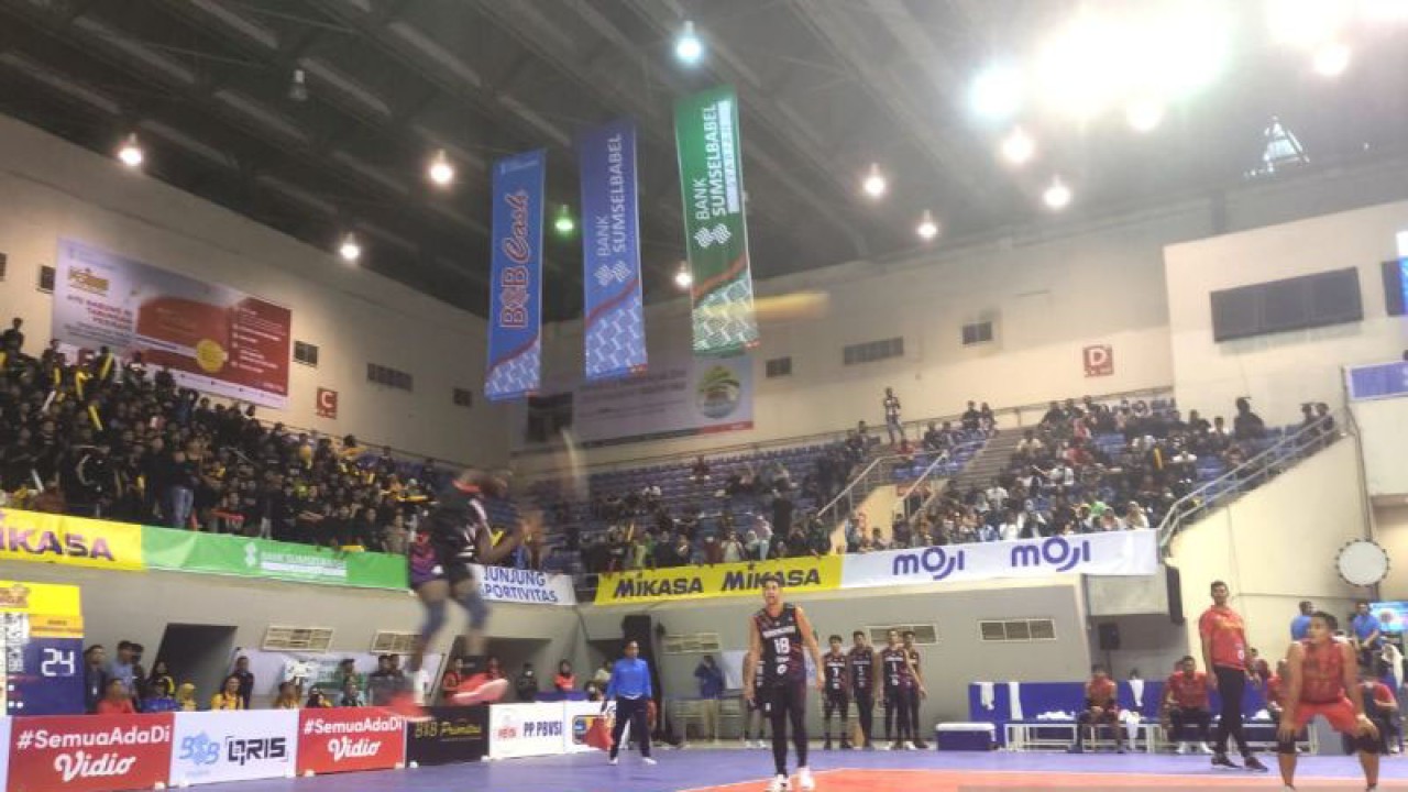 Daudi Okello, pebola voli tim putra Jakarta Bhayangkara Presisi yang kerap melepaskan servis keras ke tim Jakarta STIN BIN dalam PLN Mobile Proliga 2023 pekan ketiga putaran pertama seri Palembang, Sumatera Selatan, Kamis (19/1/2023) (ANTARA/M Riezko Bima Elko P)