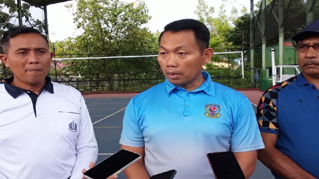 Panglima Kosek III Koopsud III Biak Masrma TNI Wastum bersama Kadispora Biak Arius Mirino ( paling kanan) pada kejurda voli piala Kosek III, Jumat (20/1). ANTARA/Muhsidin