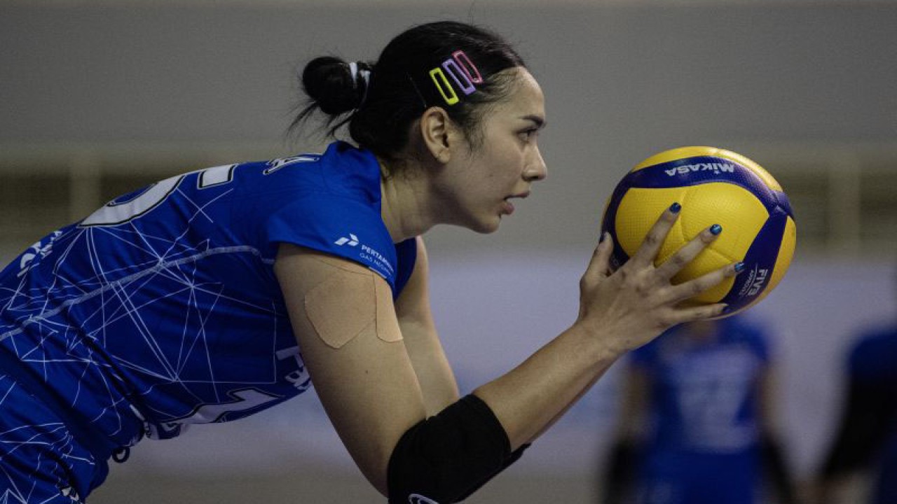 Pebola voli putri Jakarta Pertamina Fastron Yolla Yuliana bersiap melakukan servis ke arah tim voli Jakarta BIN pada pertandingan putaran pertama minggu ketiga PLN Mobile Proliga 2023 di Palembang Sport and Convention Center (PSCC), Palembang, Sumatera Selatan, Jumat (20/1/2023). Jakarta Pertamina Fastron menang atas Jakarta BIN dengan skor 3-1 (21-25, 25-14, 25-18, 25-20) sekaligus memastikan diri sebagai juara putaran pertama. ANTARA FOTO/Nova Wahyudi (ANTARA FOTO/NOVA WAHYUDI)