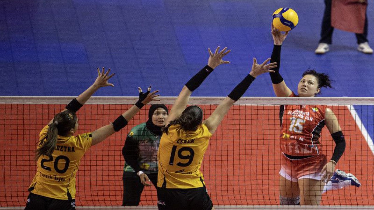 Pebola voli putri Jakarta Elektrik PLN Odina Zayniddinovna melepaskan spike keras ke arah tim Bandung BJB Tandamata pada pertandingan ke-38 PLN Mobile Proliga 2023 putaran pertama pekan ketiga seri Palembang, Sumatera Selatan, Sabtu (21/1/2023) (ANTARA FOTO/ Nova Wahyudi)