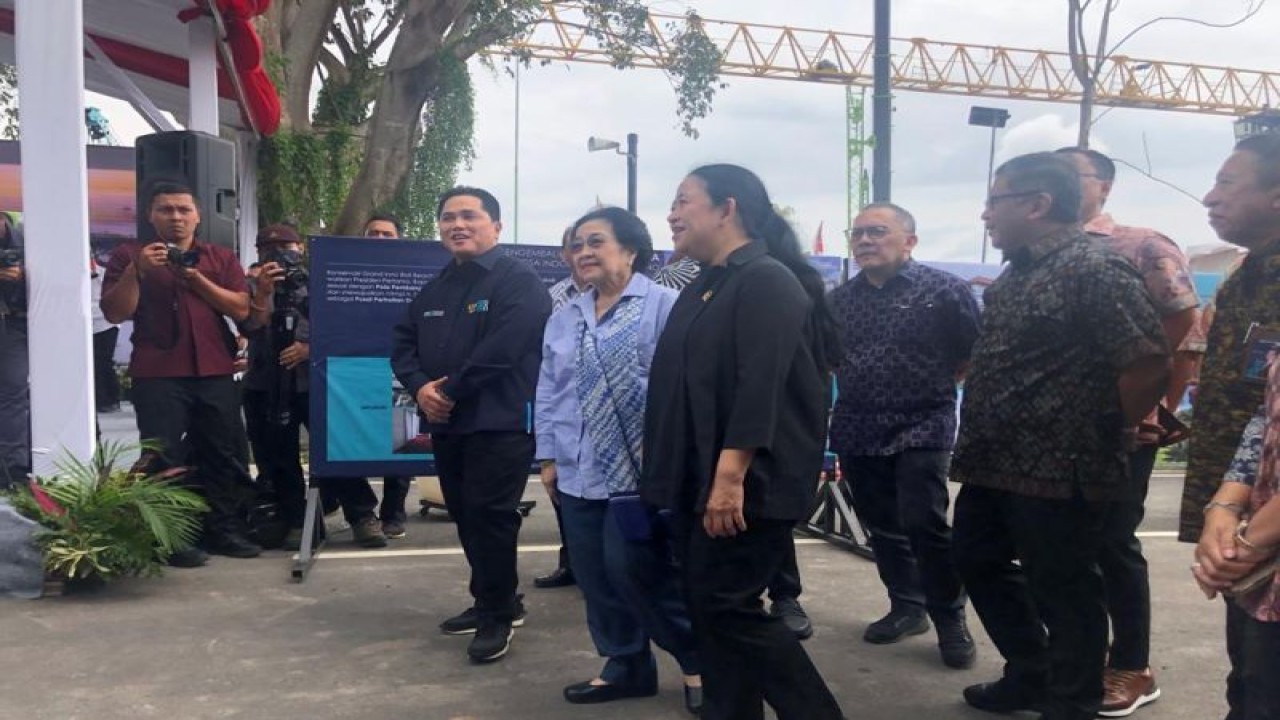Pertemuan antara Presiden RI Ke-5 Megawati Soekarnoputri dan Menteri BUMN Erick Thohir di KEK Sanur, Denpasar, Senin (16/1/2023). ANTARA/Ni Putu Putri Muliantari.