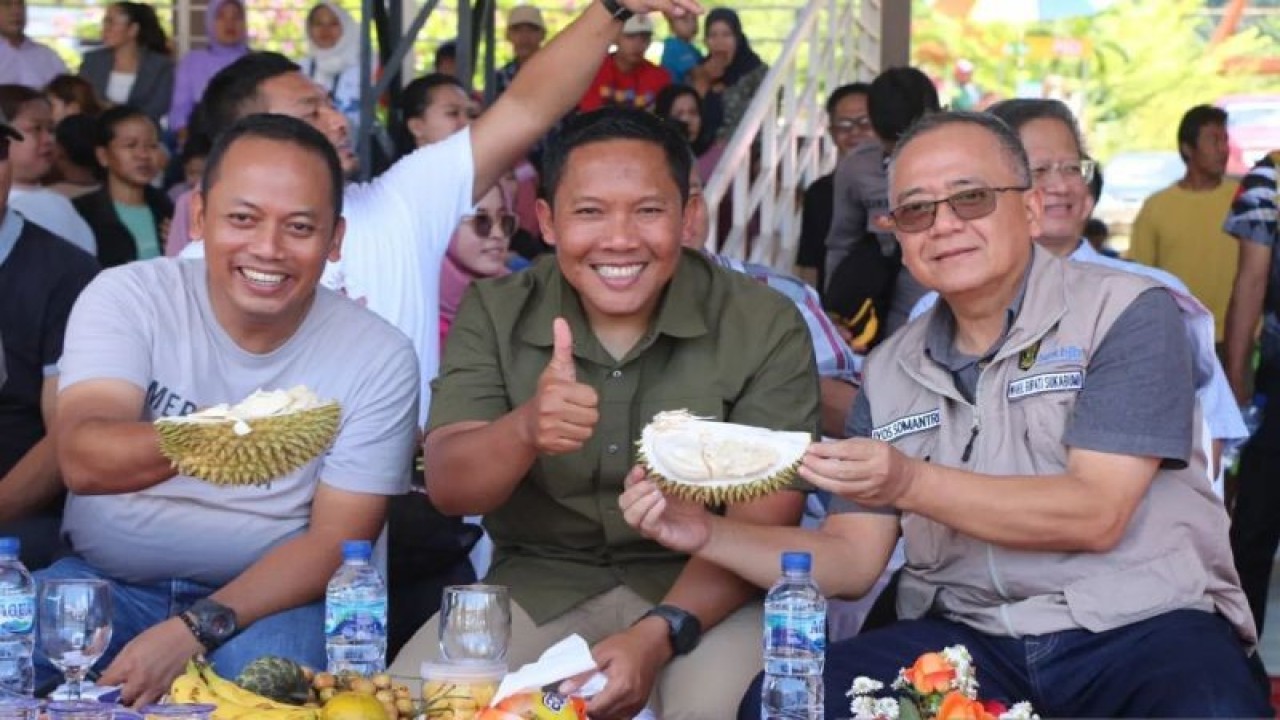 Wabup Sukabumi Iyos Somantri (paling kanan) bersama unsur Forkopimda Kabupaten Sukabumi menunjukan salah satu varietas durian unggulan Sukabumi. Antara/Aditya Rohman