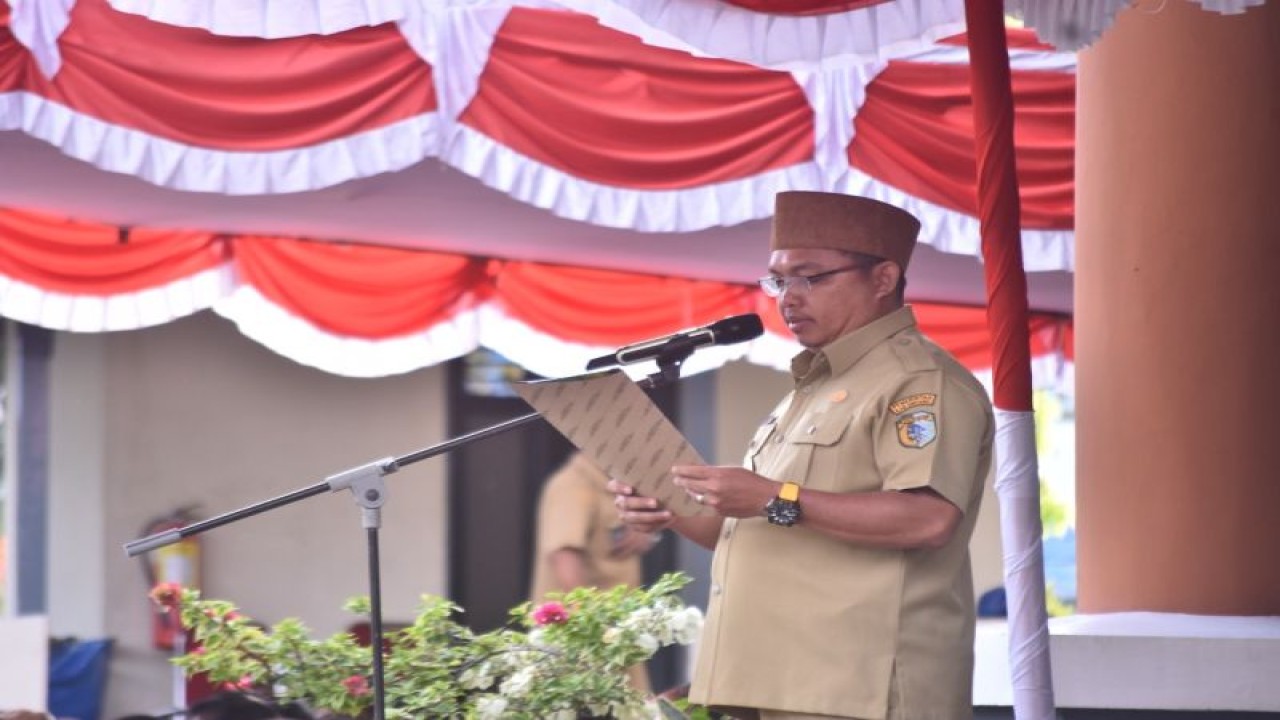 Wakil Bupati Sintang Melkianus memimpin apel bulanan jajaran Pemerintahan Kabupaten Sintang di halaman Kantor Bupati Sintang wilayah Kalimantan Barat, Senin (9/1/2023). ANTARA/HO-Propimpim Setda Sintang.