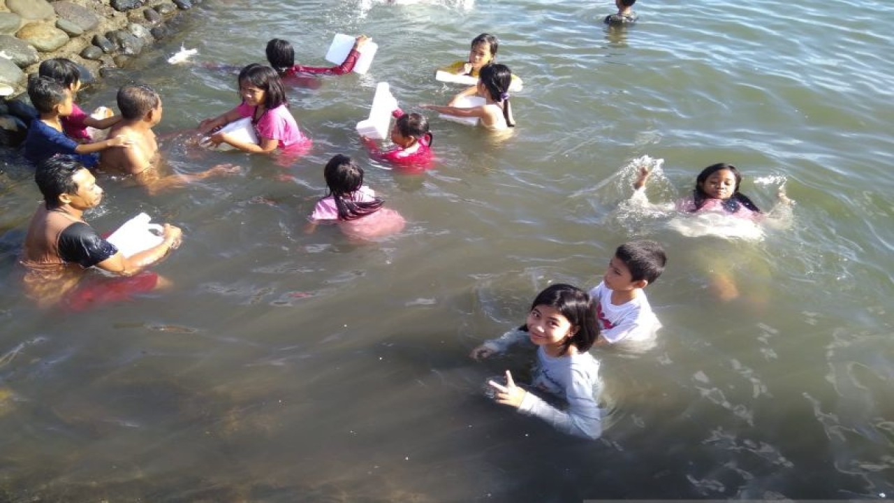 Suasana di salah satu permandian kawasan pantai di Kota Makaasar yang dipadati pengunjung pada hari libur sekolah, Minggu (1/1/2023). Antara/ Suriani Mappong