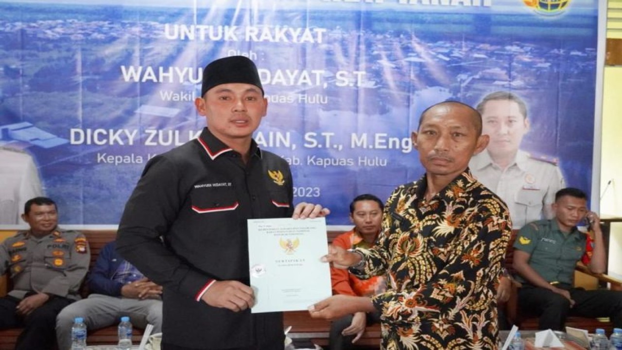 Wakil Bupati Kapuas Hulu Wahyudi Hidayat menyerahkan 816 sertifikat tanah secara gratis untuk warga di Kecamatan Selimbau wilayah Kapuas Hulu Kalimantan Barat, Kamis (12/1/2023). ANTARA/HO-Porkopim Setda Kapuas Hulu. ANTARA/Teofilusianto Timotius