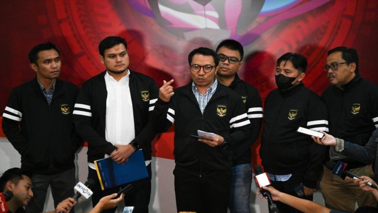 Ketua Komite Pemilihan PSSI Amir Burhanudin (ketiga kiri) didampingi anggota memberikan keterangan kepada wartawan di Kantor PSSI, GBK Arena, Senayan, Jakarta, Senin (16/1/2023).ANTARA FOTO/Sigid Kurniawan/tom. (ANTARA FOTO/SIGID KURNIAWAN)