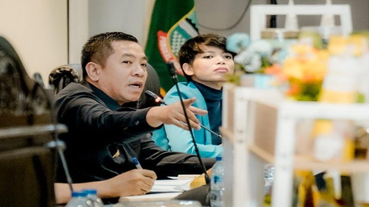 Wakil Bupati Karawang Aep Syaepuloh dan Sekretaris PHRI Karawang, Dinah Puji Astuti. (ANTARA/HO-Pemkab Karawang)