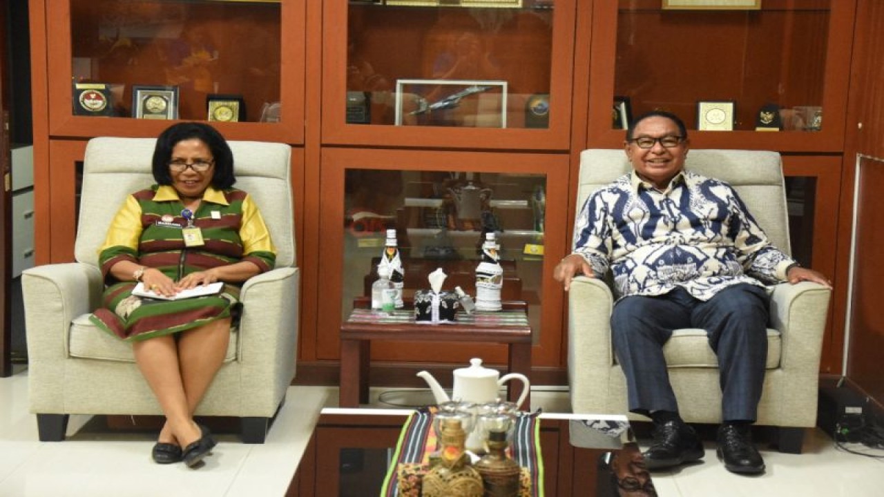 Wakil Gubernur NTT Josef Nae Soi (kanan) dan Kepala Kanwil Kemenkumham NTT Marciana D. Jone di Kupang, NTT, Jumat (13/1/2023). (ANTARA/Kornelis Kaha)