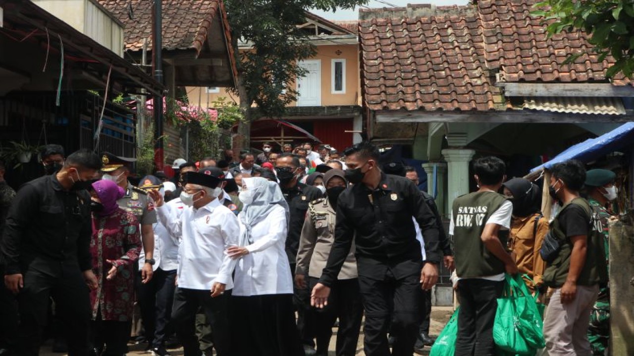 Wakil Presiden Ma'ruf Amin mengunjungi korban gempa di Desa Cijedil, Kecamatan Cugenang, Kabupaten Cianjur, Jawa Barat, Rabu (4/1/2023). (ANTARA/Desca Lidya Natalia)