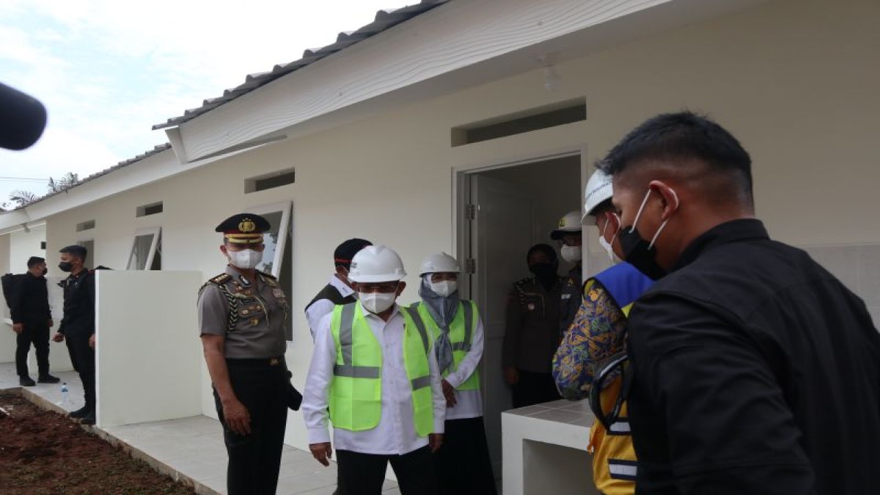 Wakil Presiden Ma'ruf Amin meninjau pembangunan rumah tahan gempa di Desa Sirnagalih, kecamatan Cilaku, Kabupaten Cianjur, Jawa Barat pada Rabu (4/1/2023) (ANTARA/Desca Lidya Natalia)